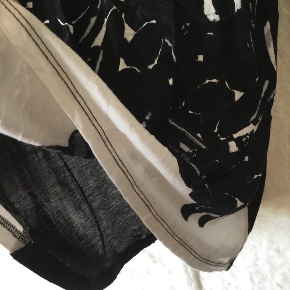 Kensie Black and White Abstract Print Top - Picture 16 of 16